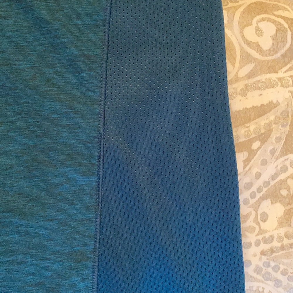 Like new! Under Amour athletic shirt, fitted - Picture 4 of 7